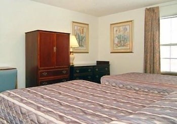 Econo Lodge Eagle Nest 14/25