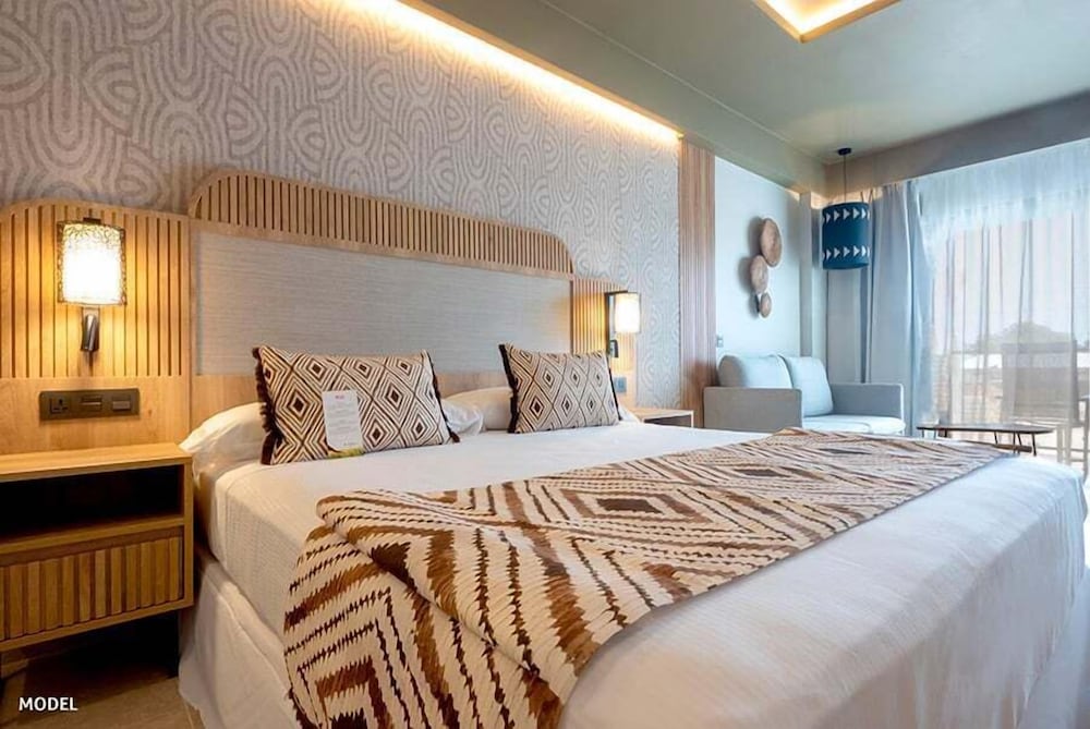 Junior, King Bed, Partial Sea View, Side Sea View