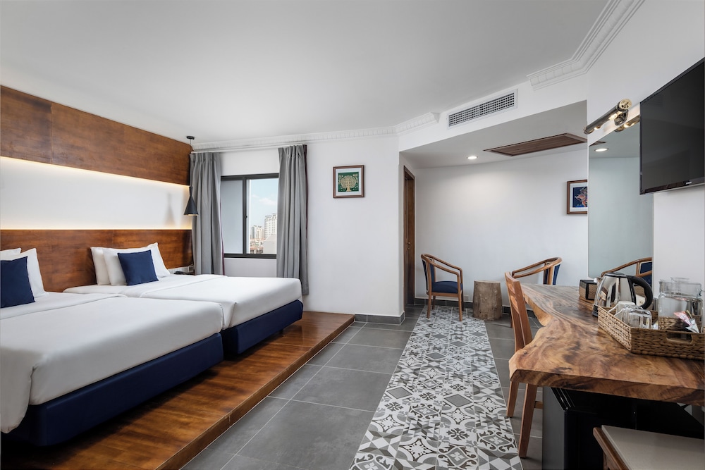 Deluxe, Queen Bed, City View, Pacific Hotel 6/10