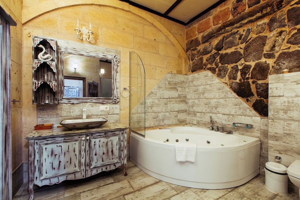 Karlik Cave Suite 47/50