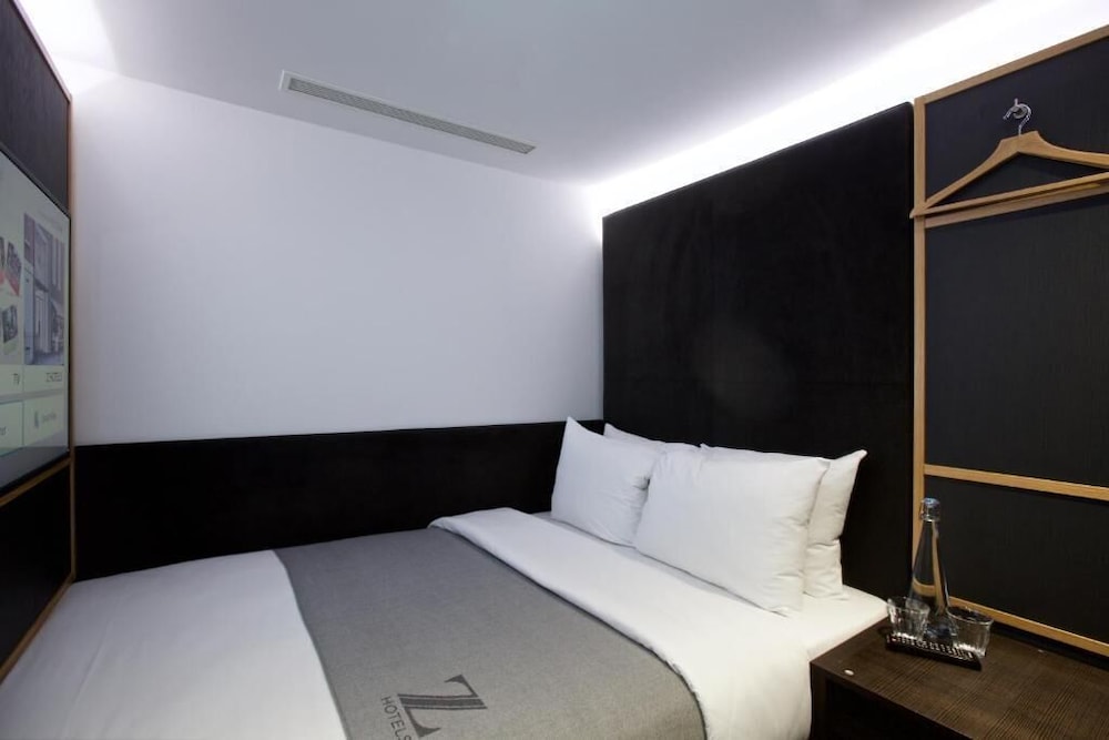 ROOM, DOUBLE BED, NO WINDOW