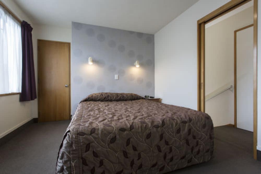 Commodore Motels 15/63