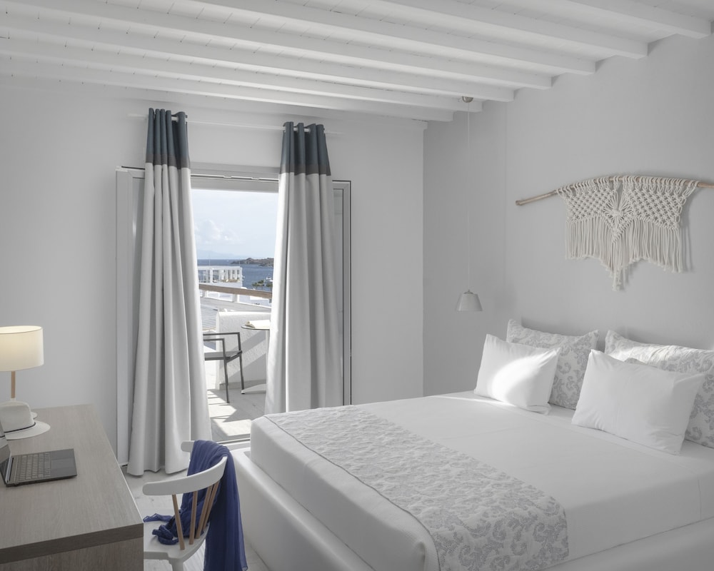 DIVINE, DOUBLE BED, POOL OR SEA VIEW
