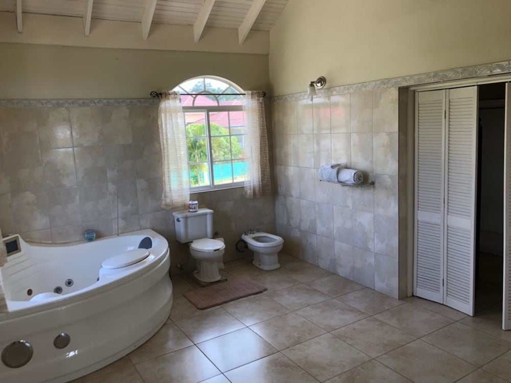 Retreat Guesthouse Luxury Suites 48/50