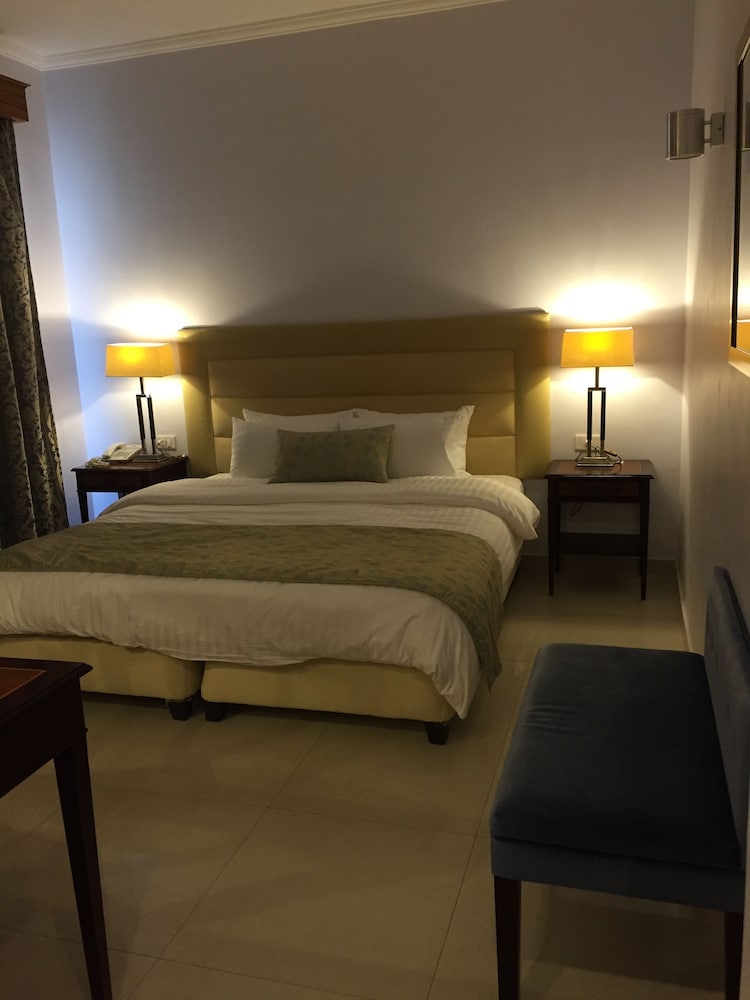 EXECUTIVE, SUITE, KING BED