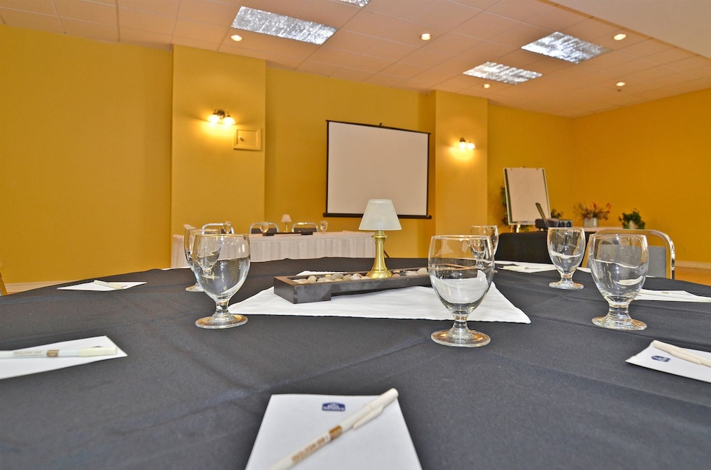 Days Inn by Wyndham Renfrew Conference Centre 22/27