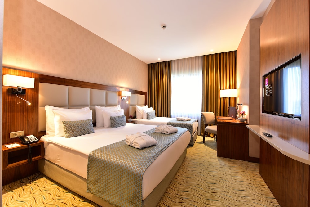 ROOM, 1 DOUBLE AND 1 SINGLE BED