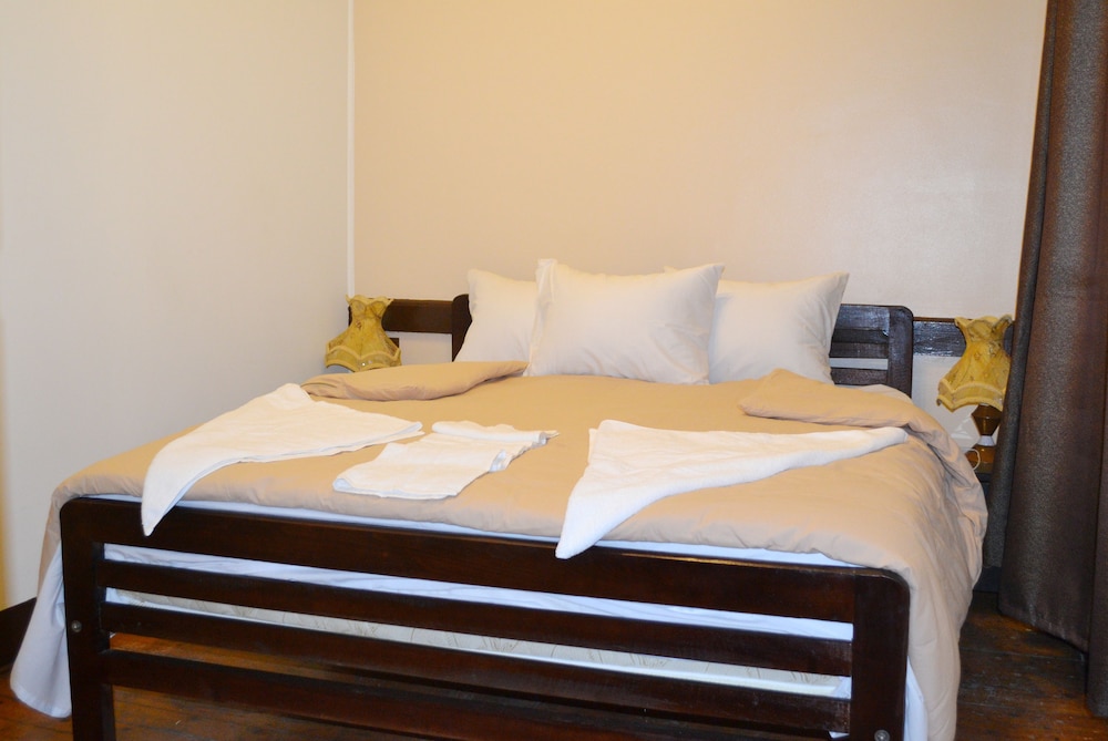 ROOM, SINGLE, SHARED BATHROOM