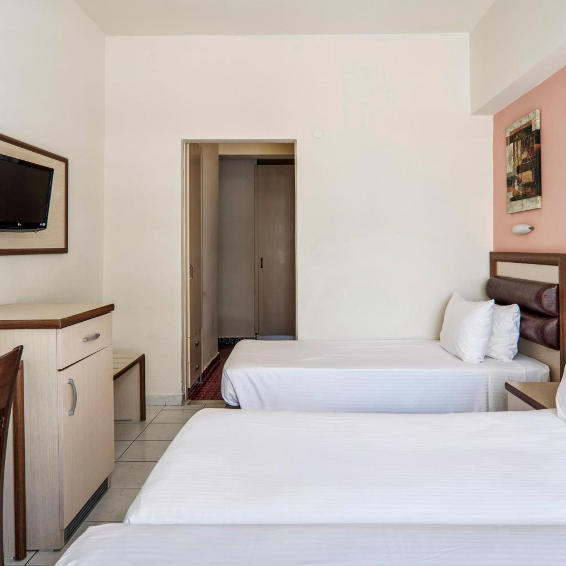 غرفة ثلاثية، Pearl Hotel 3/5