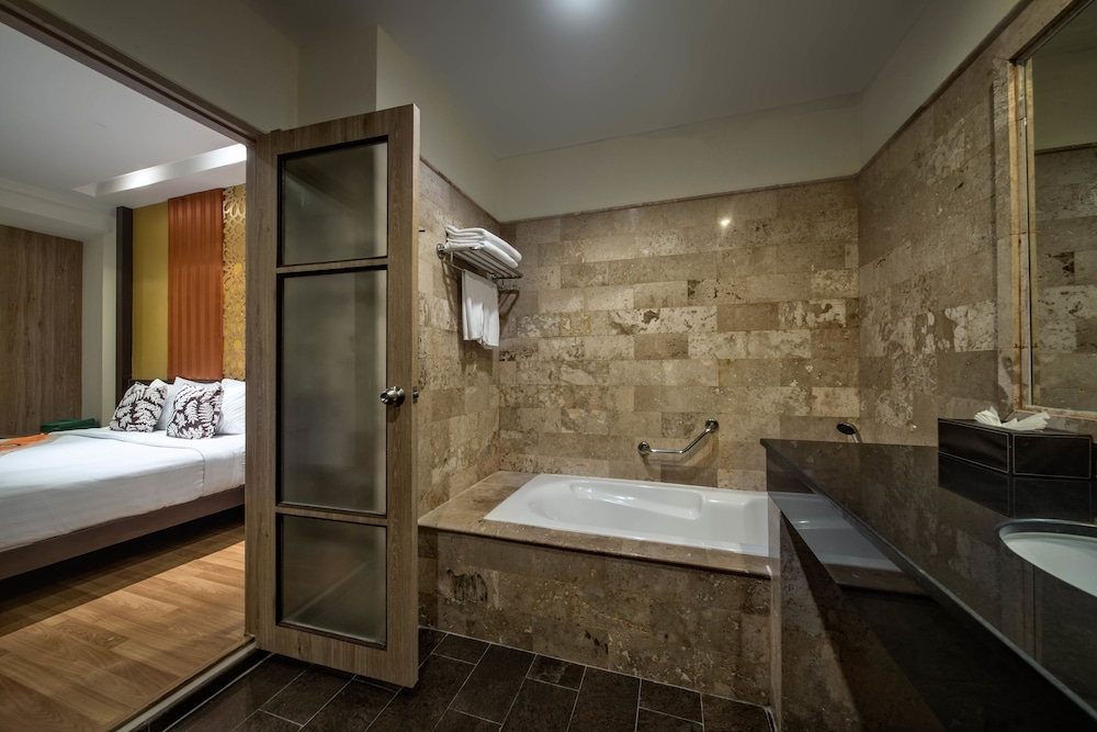 Kamala Beachfront Apartment 67/70