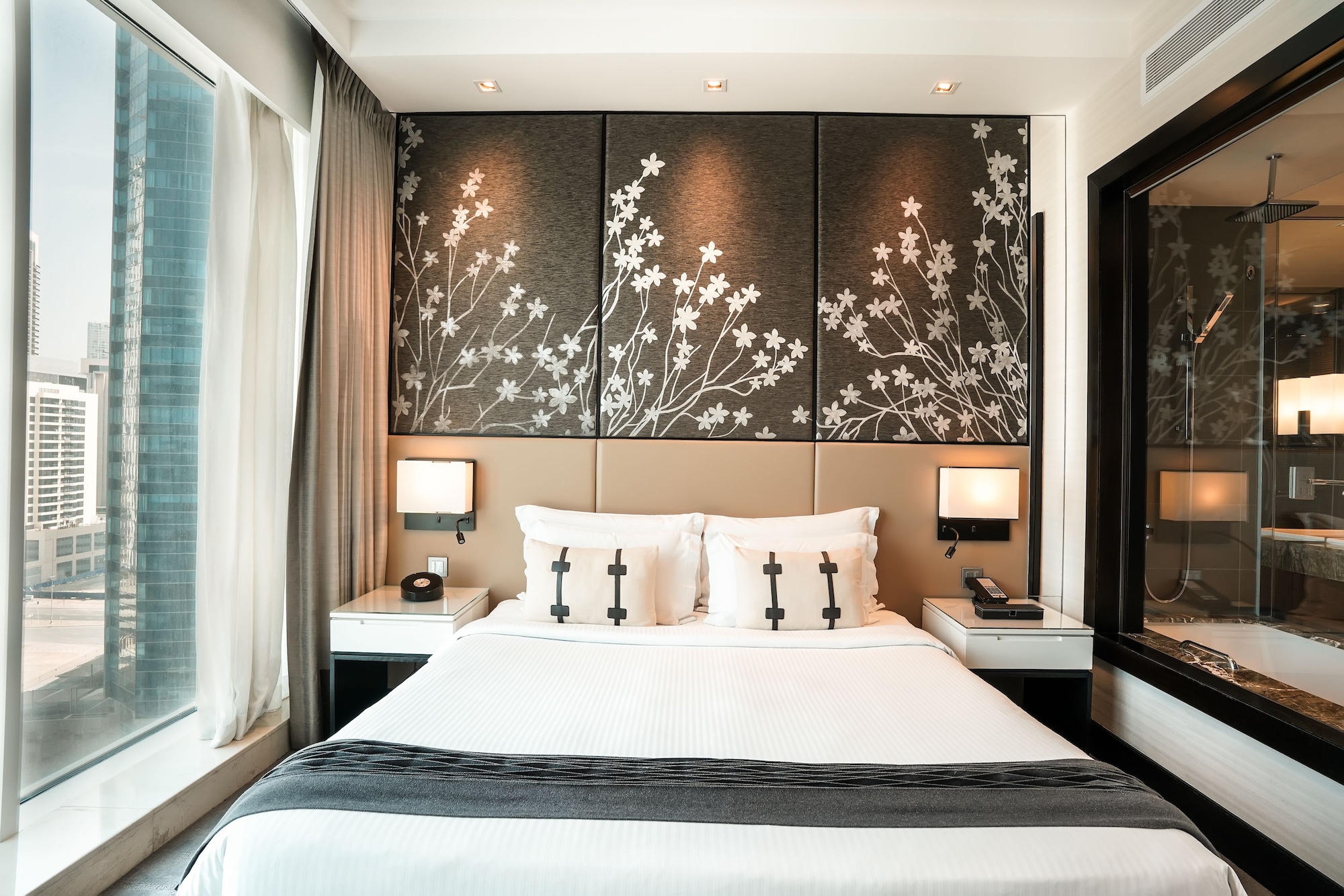 DELUXE, KING BED