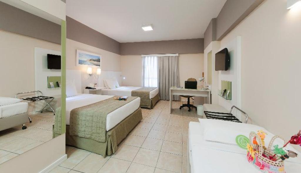 ROOM, 3 BEDS, SMOKING