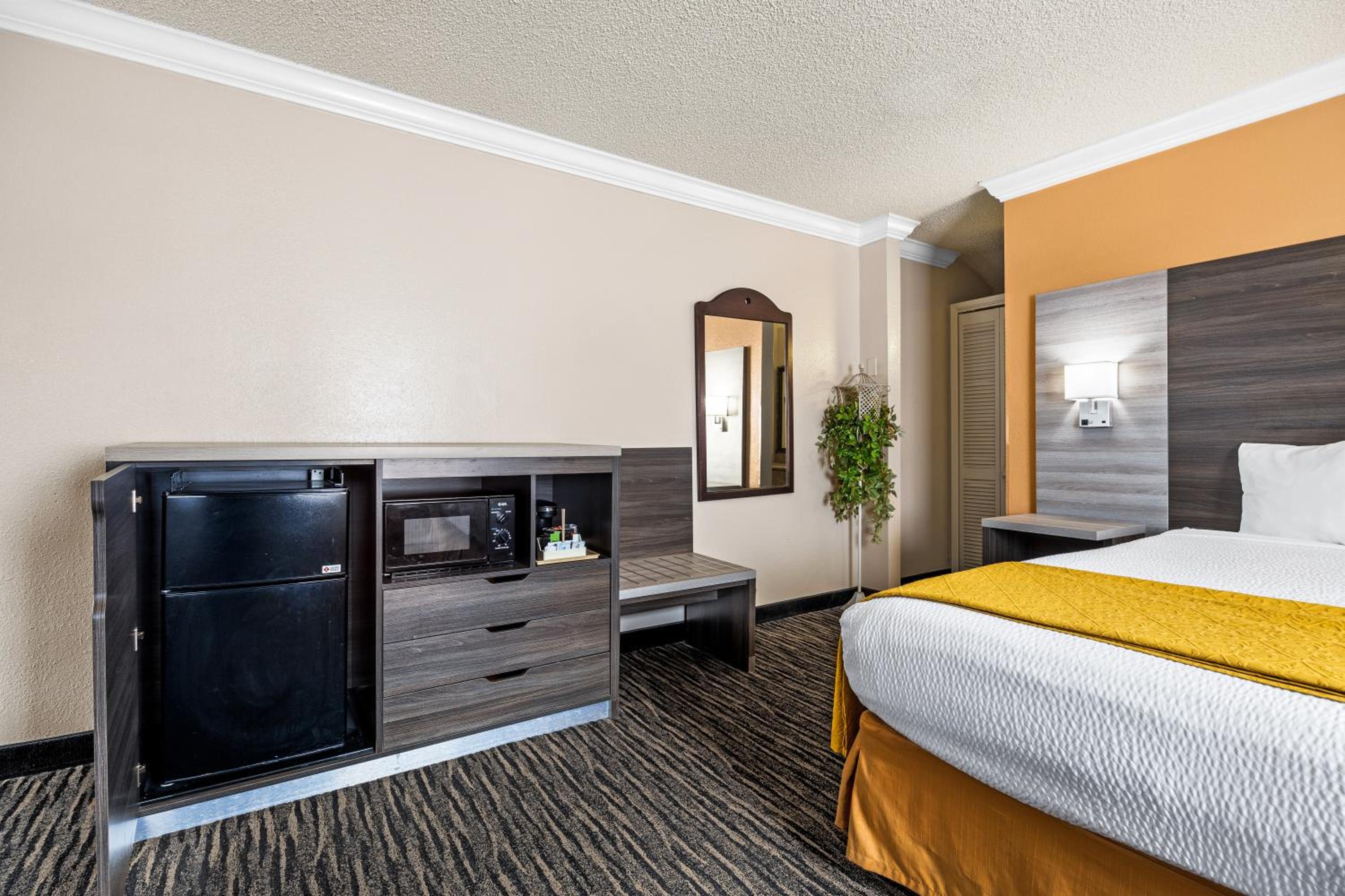 غرفة بسرير كينج