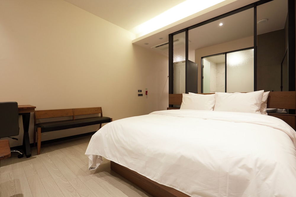 DELUXE, DOUBLE BED