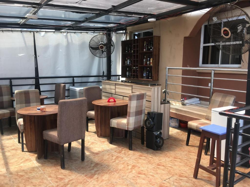 Momak 5 Hotel And Suites 14/18