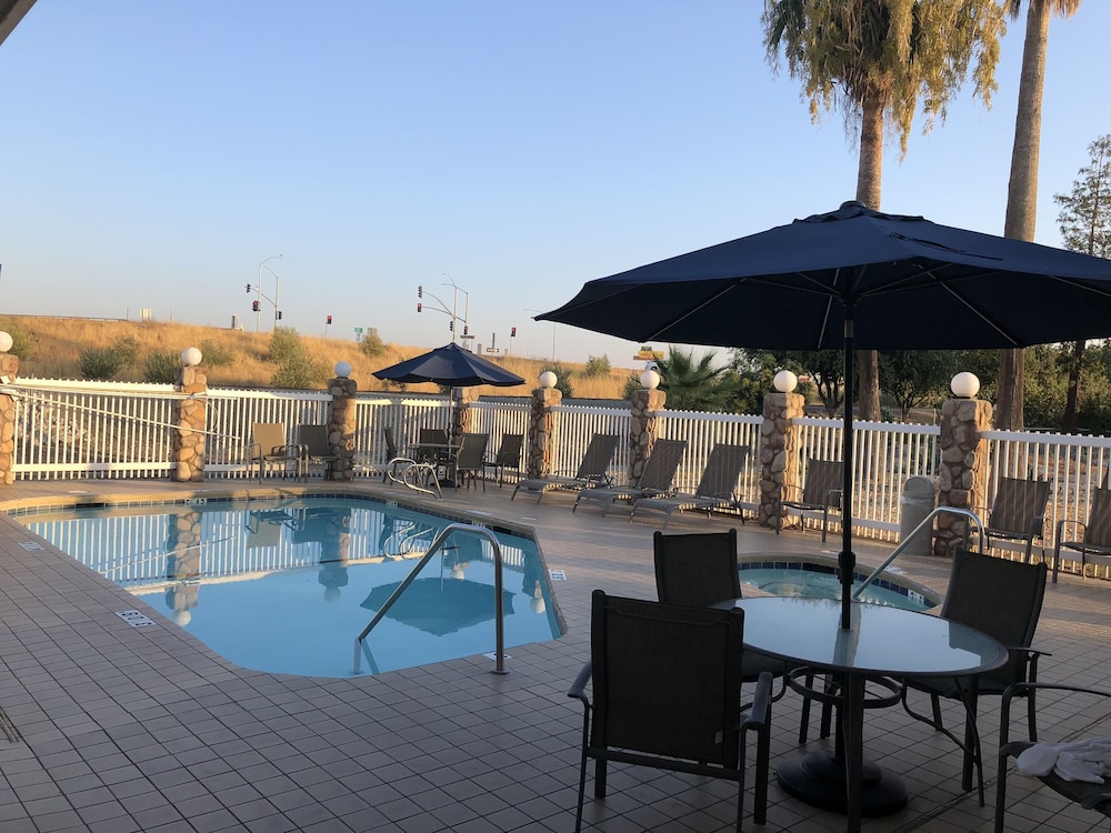 Holiday Inn Express Hotel & Suites Corning 9/45