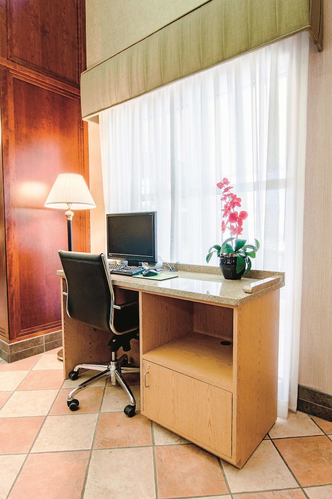 La Quinta Inn & Suites by Wyndham Bannockburn-Deerfield 41/56
