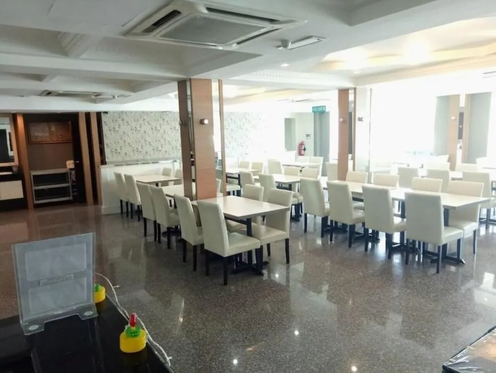 Desa Queenspark Hotel 64/77