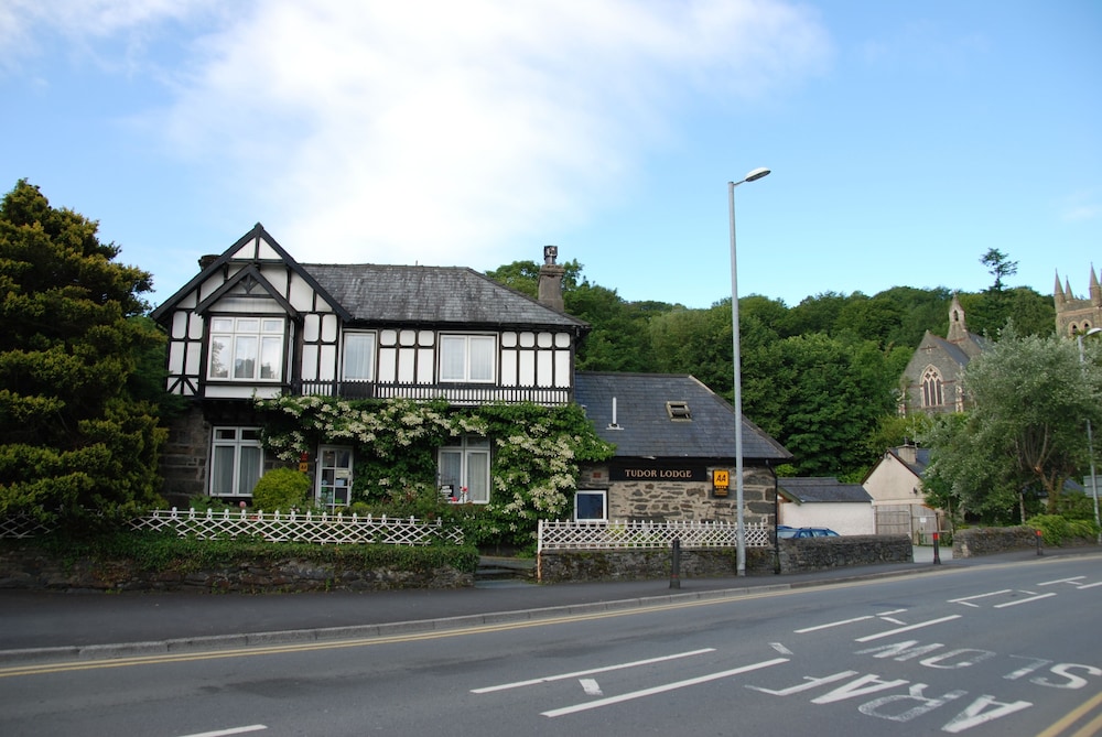 Tudor Lodge 26/32
