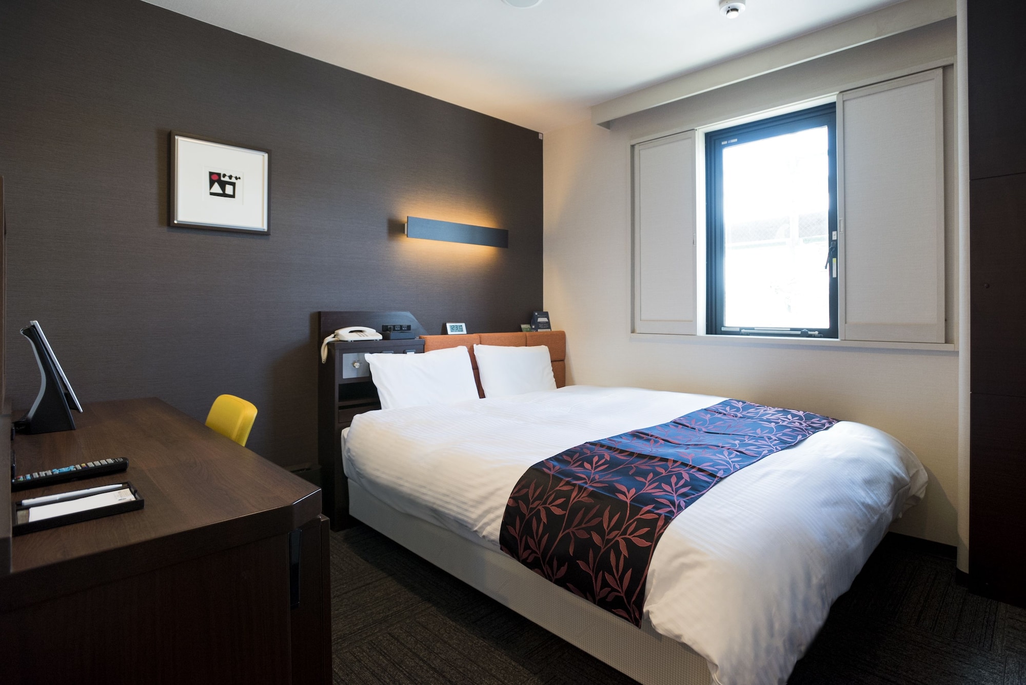 ROOM, QUEEN BED