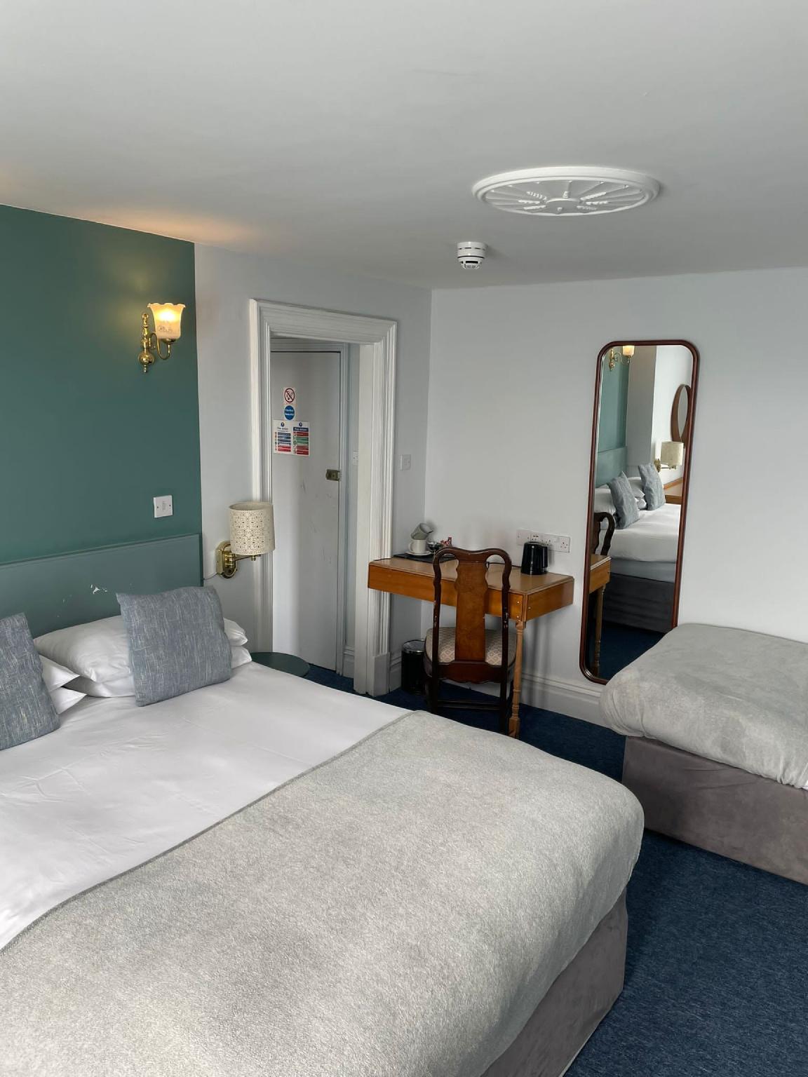Room at OYO No 3, BATH