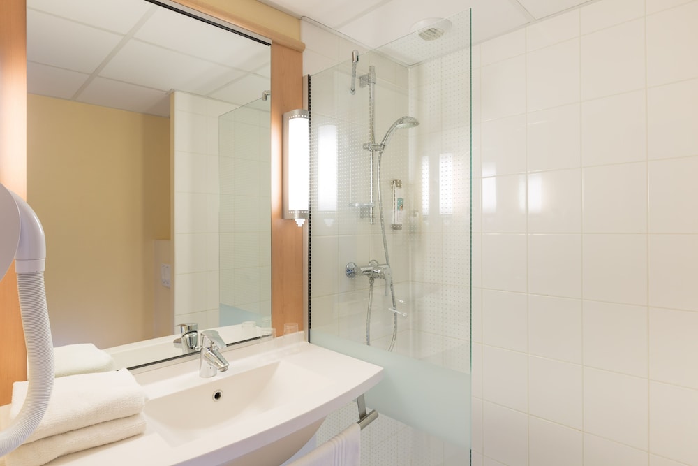 Ibis Guingamp - Coeur De Bretagne 63/63