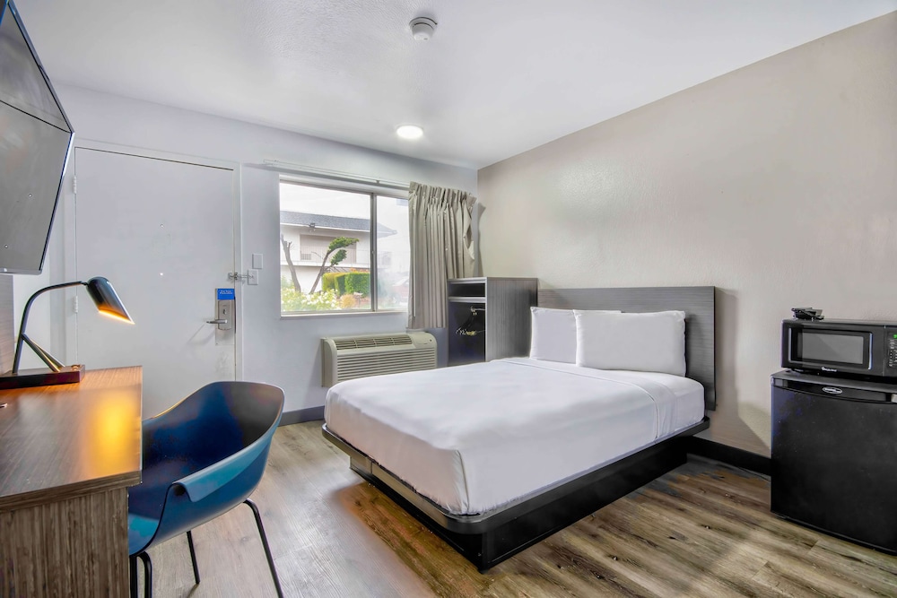 STANDARD, QUEEN BED