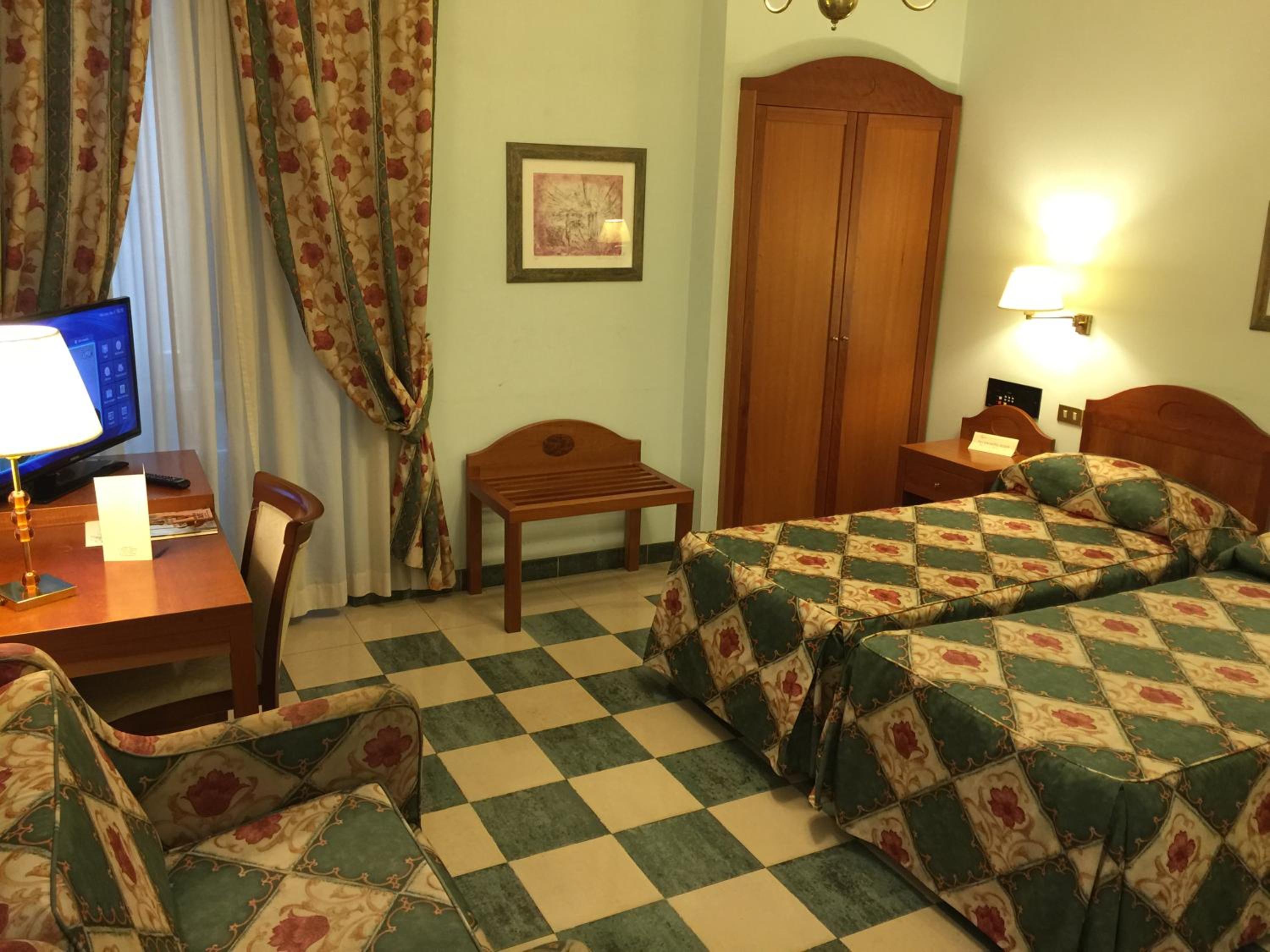 ROOM, DOUBLE OR TWIN BED
