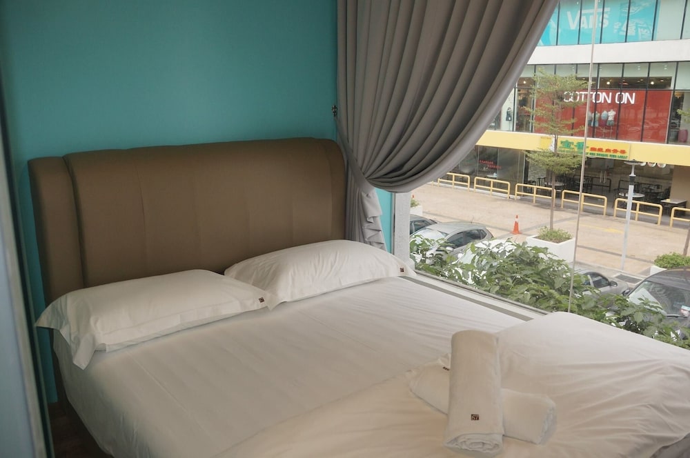 DELUXE, DOUBLE BED