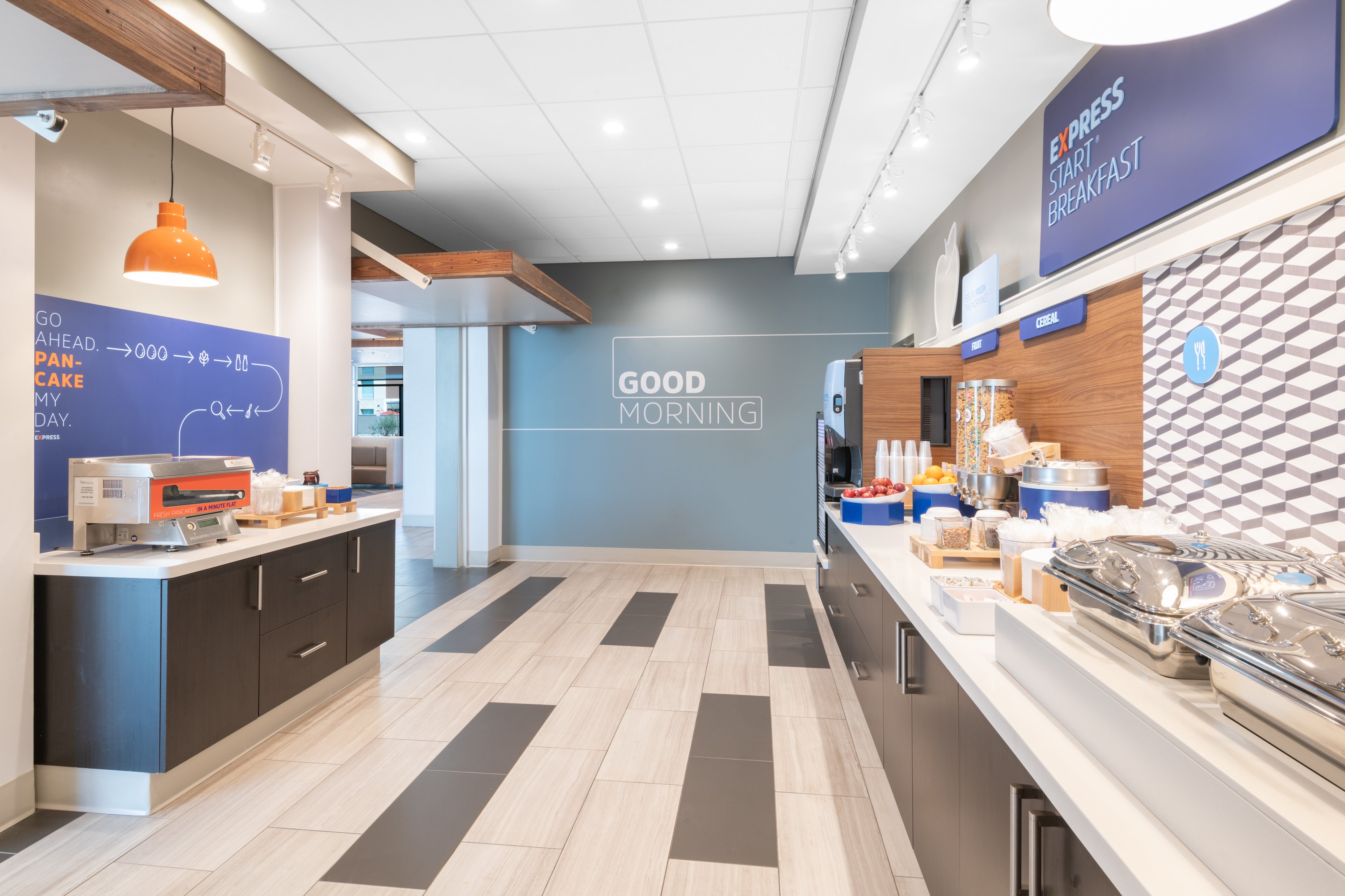 Holiday Inn Express & Suites Phoenix - Airport North 8/71