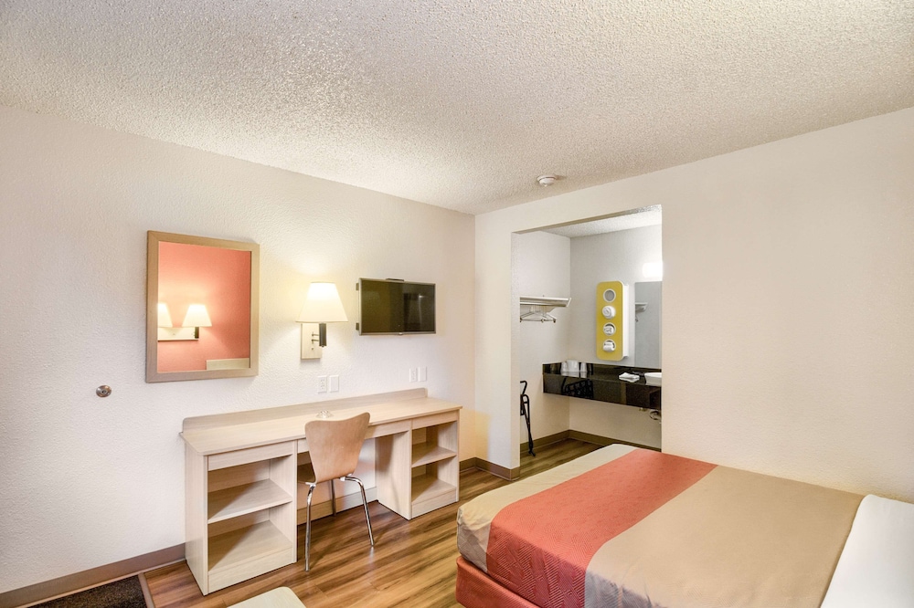 Motel6 Everett, WA - South 20/39