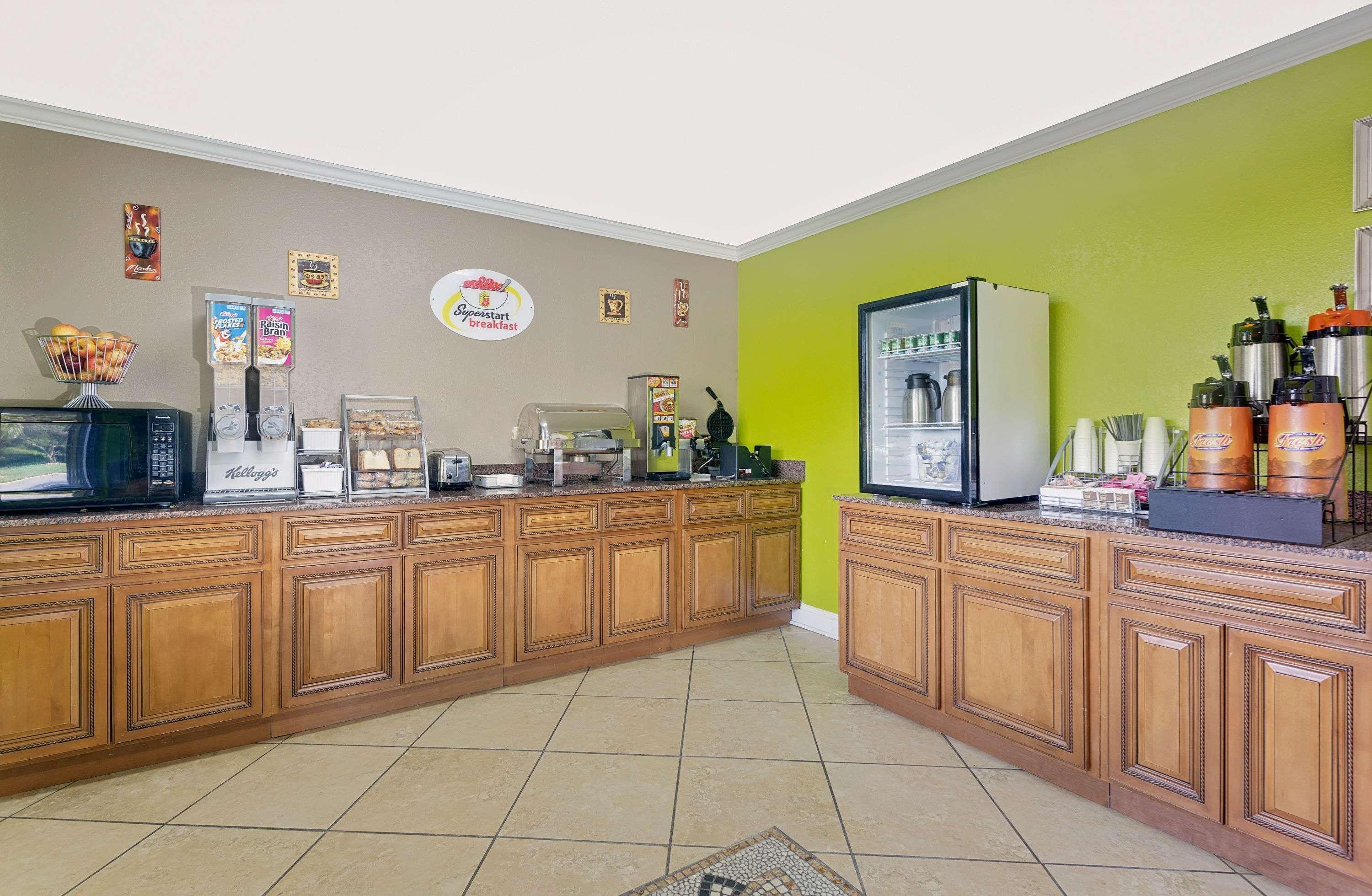 Super 8 by Wyndham Cartersville 4/15