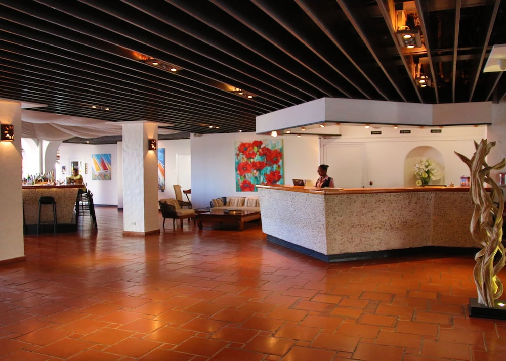 Holland House Beach Hotel 6/45