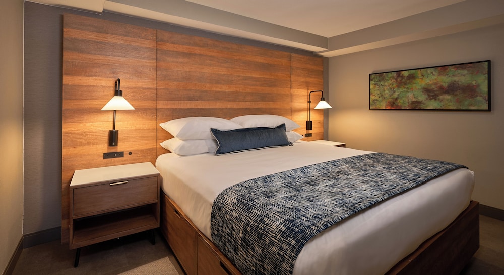 1 Bedroom, Suite, King Bed, Ocean View, Sofa
