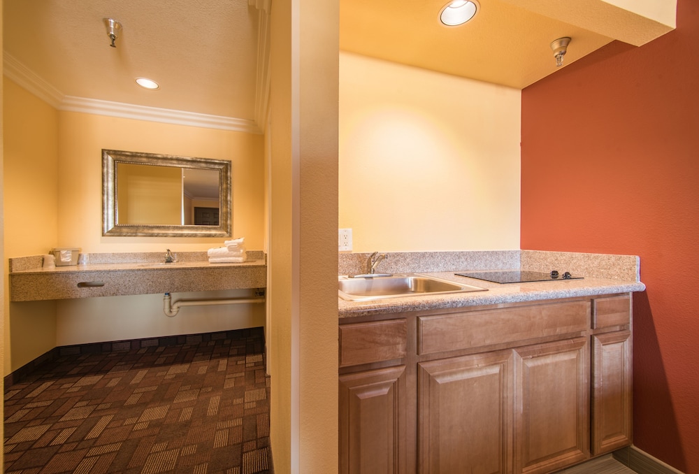 Industry Inn Amp Suites 60/60