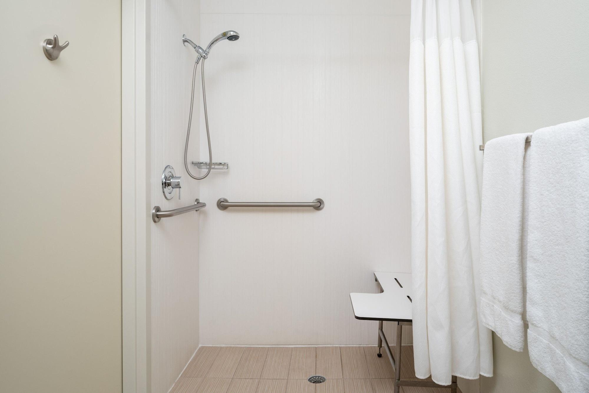 Room, Multiple Beds, Balcony، Courtyard By Marriott Naples 4/6