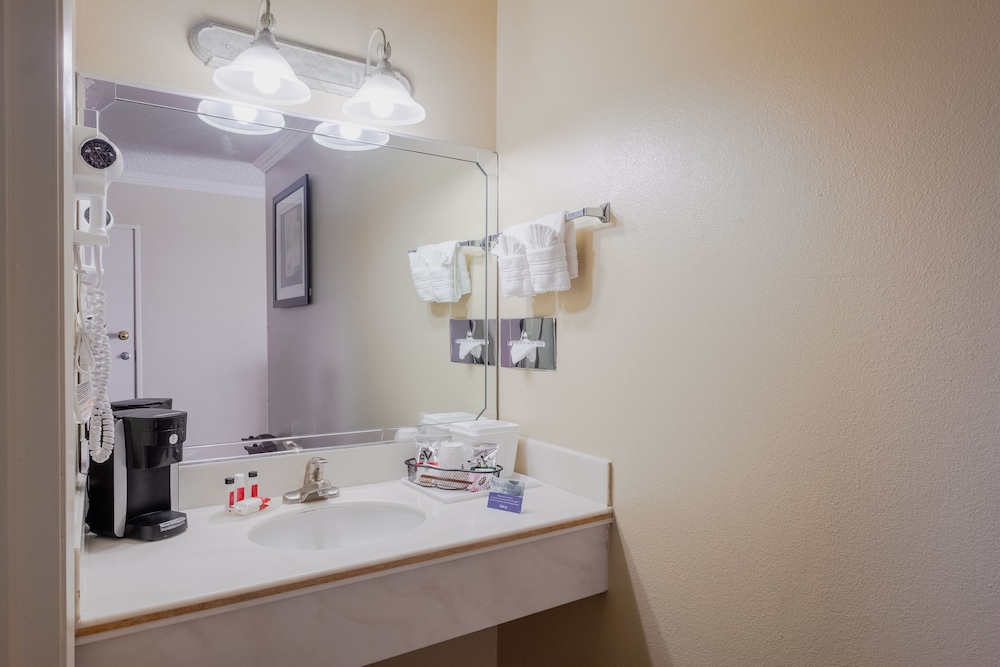 Travelodge By Wyndham Monterey Bay 27/36