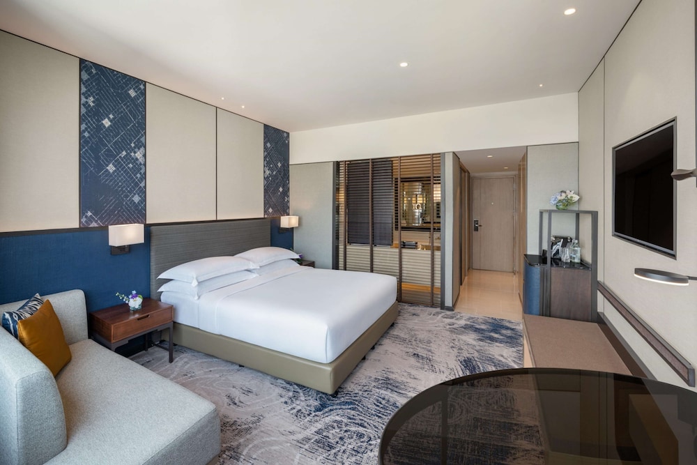 EXECUTIVE, KING BED, RIVER VIEW, CLUB LOUNGE ACCESS