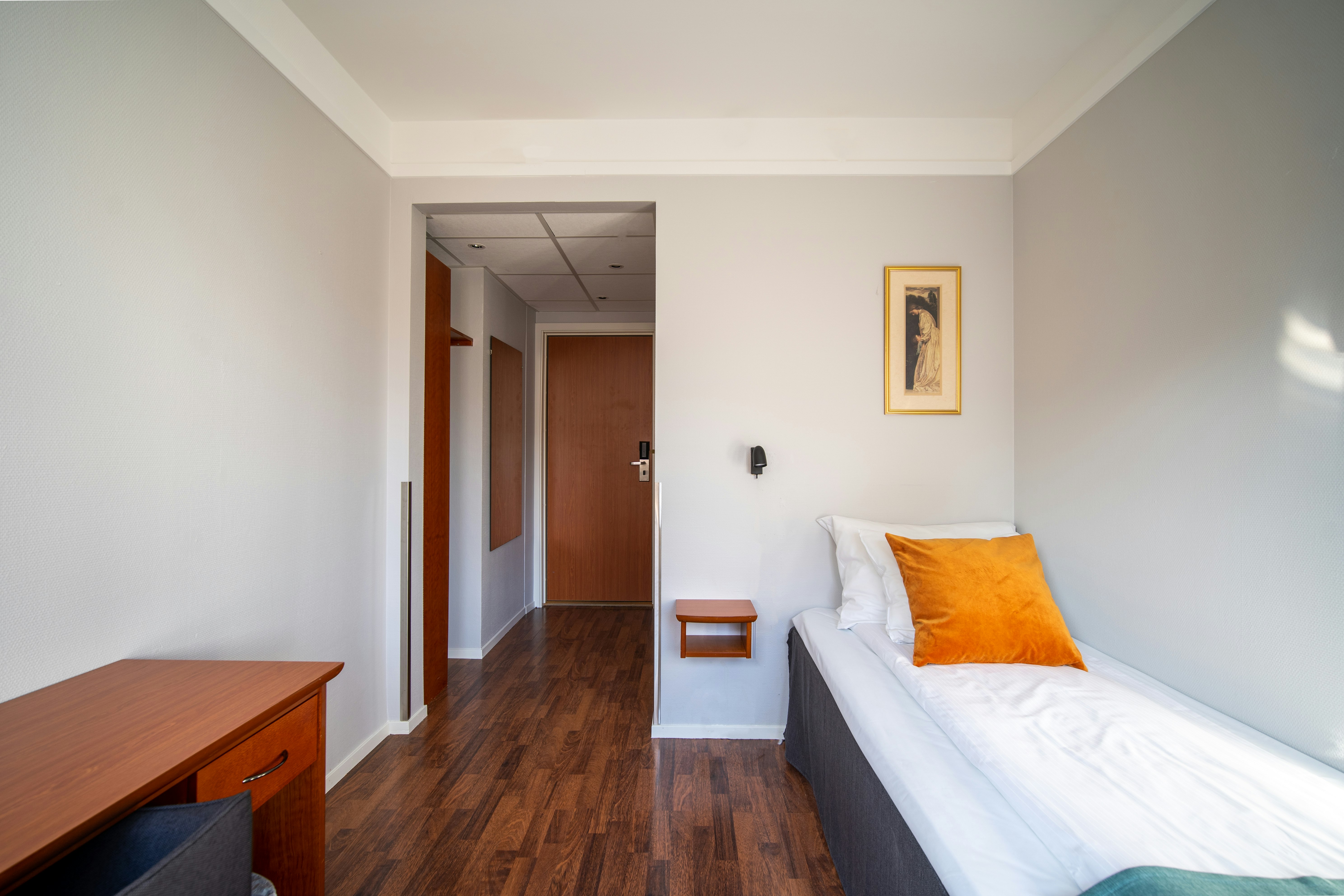 Enter Amalie Hotel 16/79
