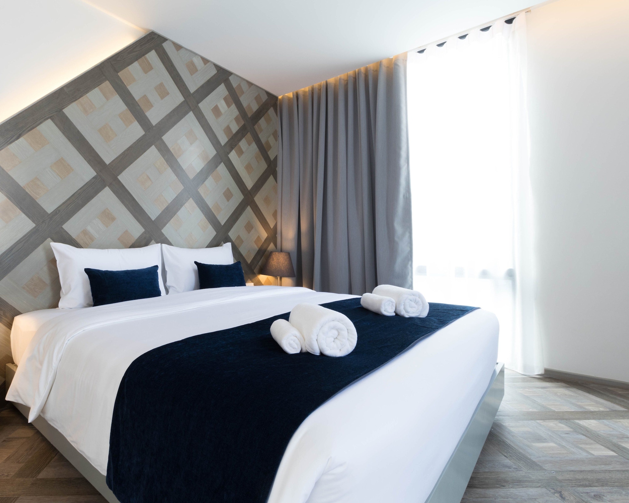 PREMIER CORNER ROOM