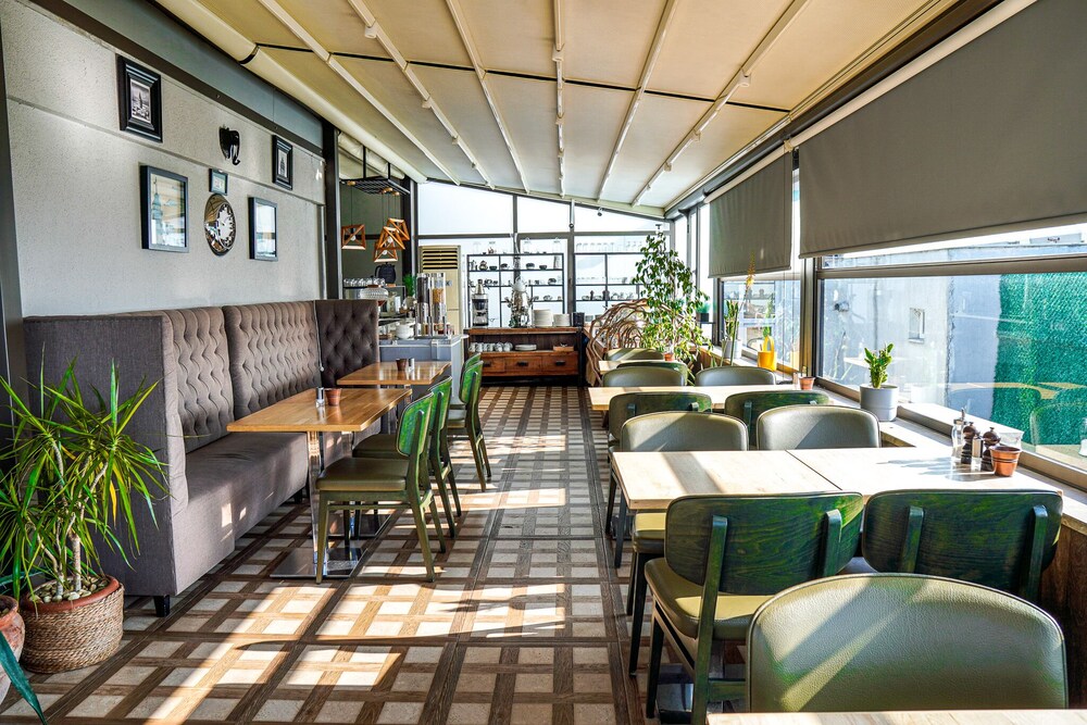 B Guest Hotel 44/66