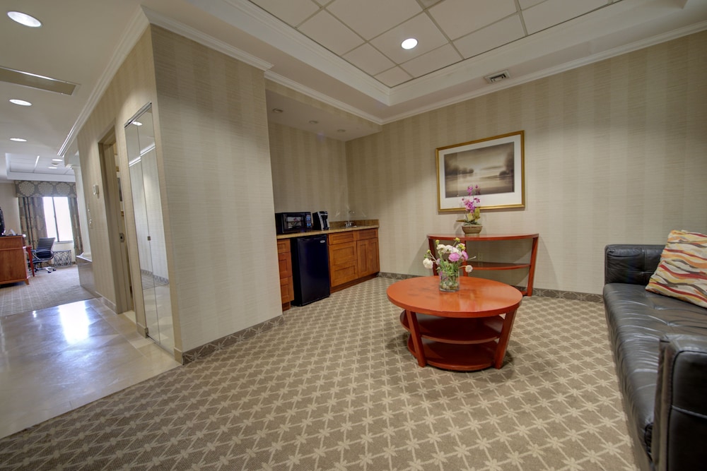 Holiday Inn Plainview-Long Island 32/79