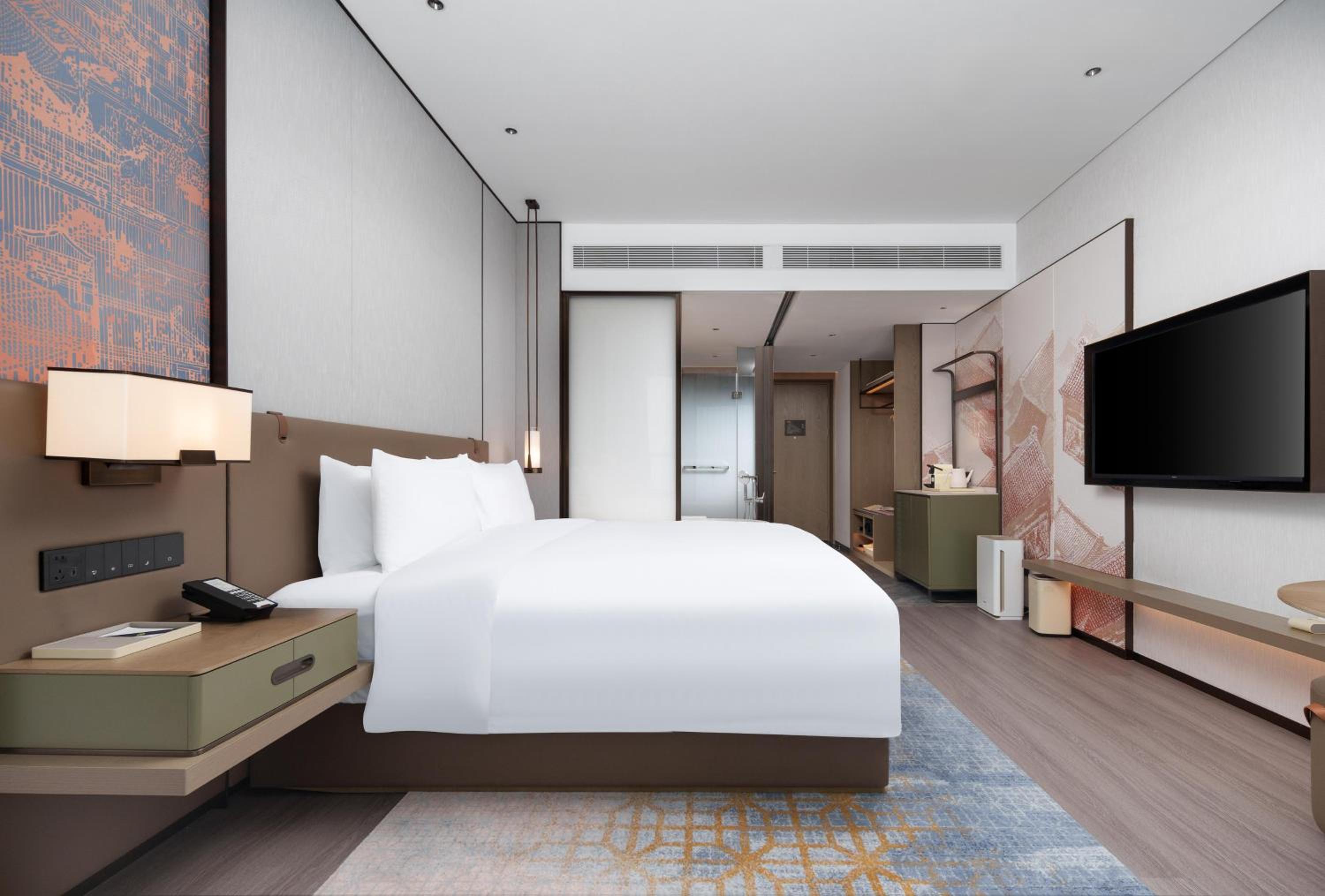 DELUXE, KING BED