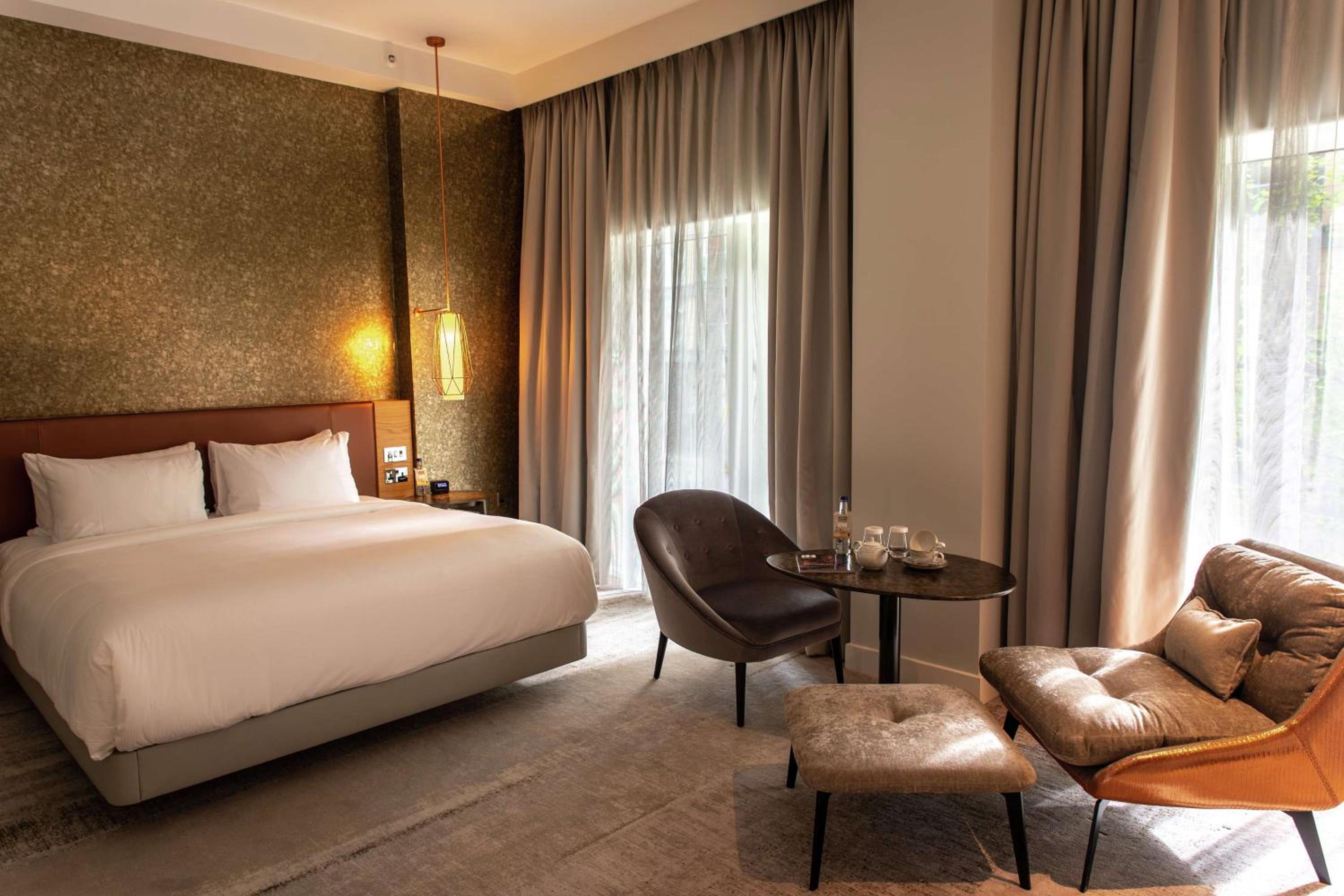 DELUXE, KING BED