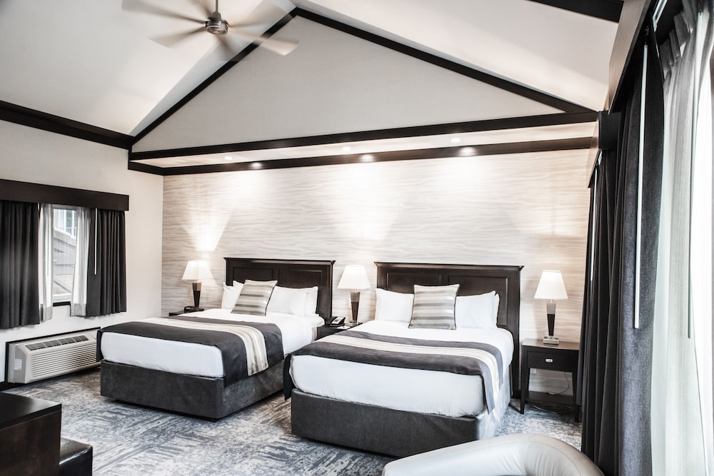 Deluxe, 2 Queen Beds, Mountain View