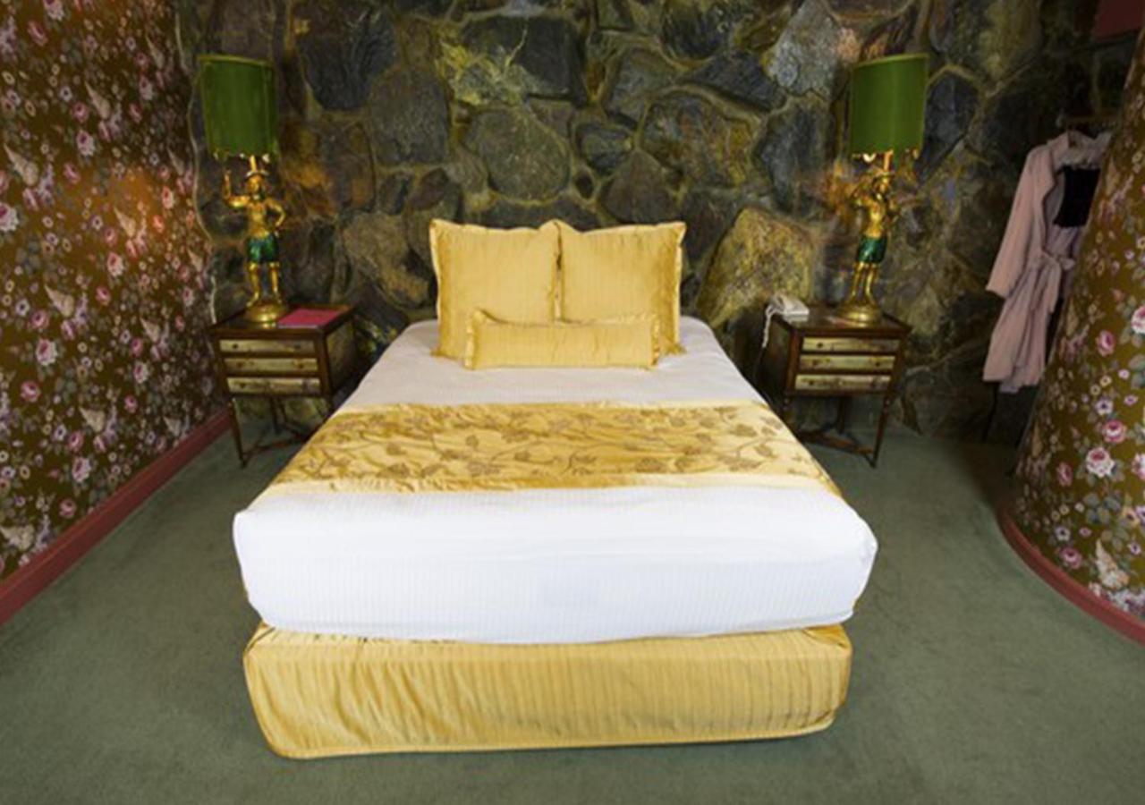 Rock, Villa، Madonna Inn 2/2