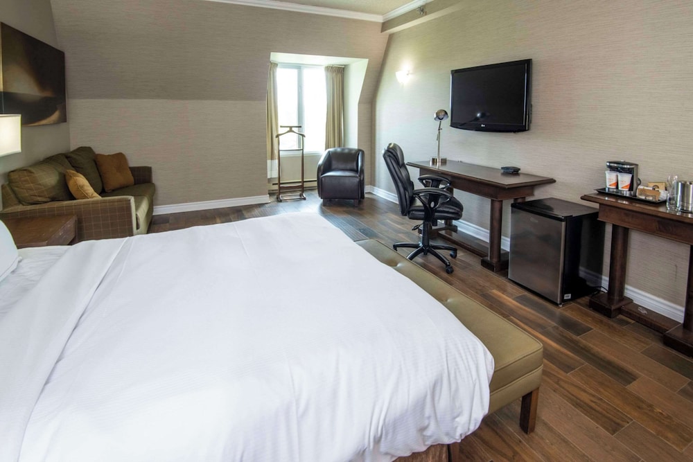 STANDARD, QUEEN BED, SOFA