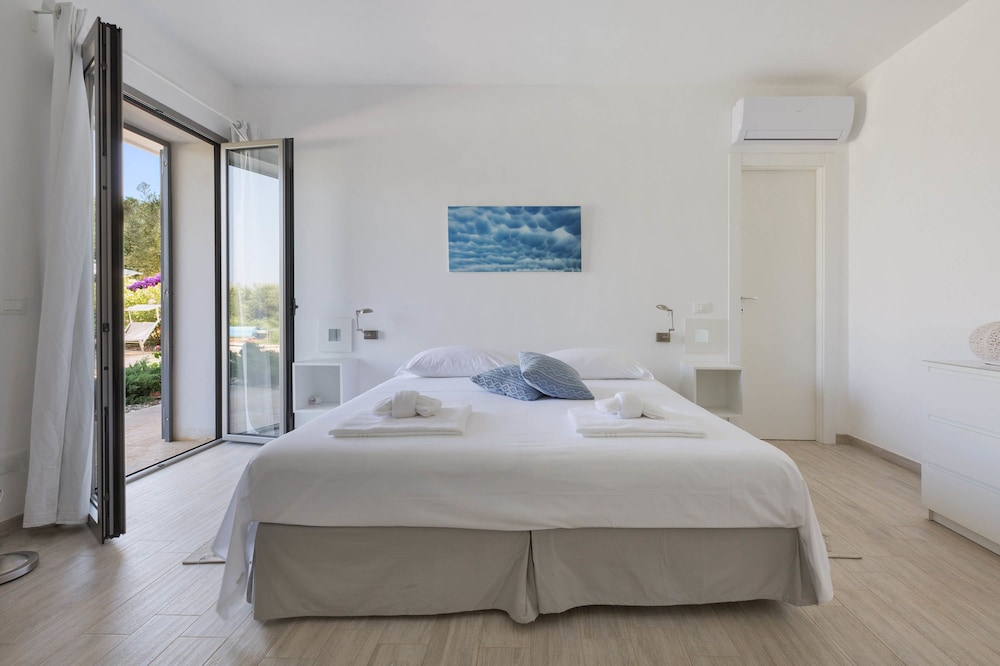 3 BEDROOMS, VILLA, POOL ACCESS