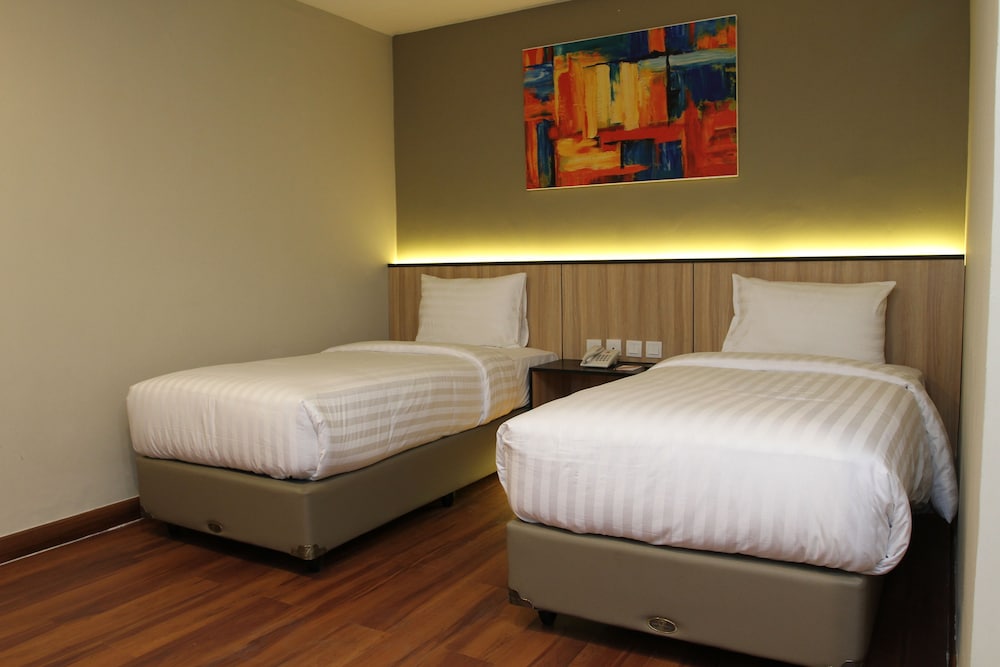 Standard, Twin Beds, No Window