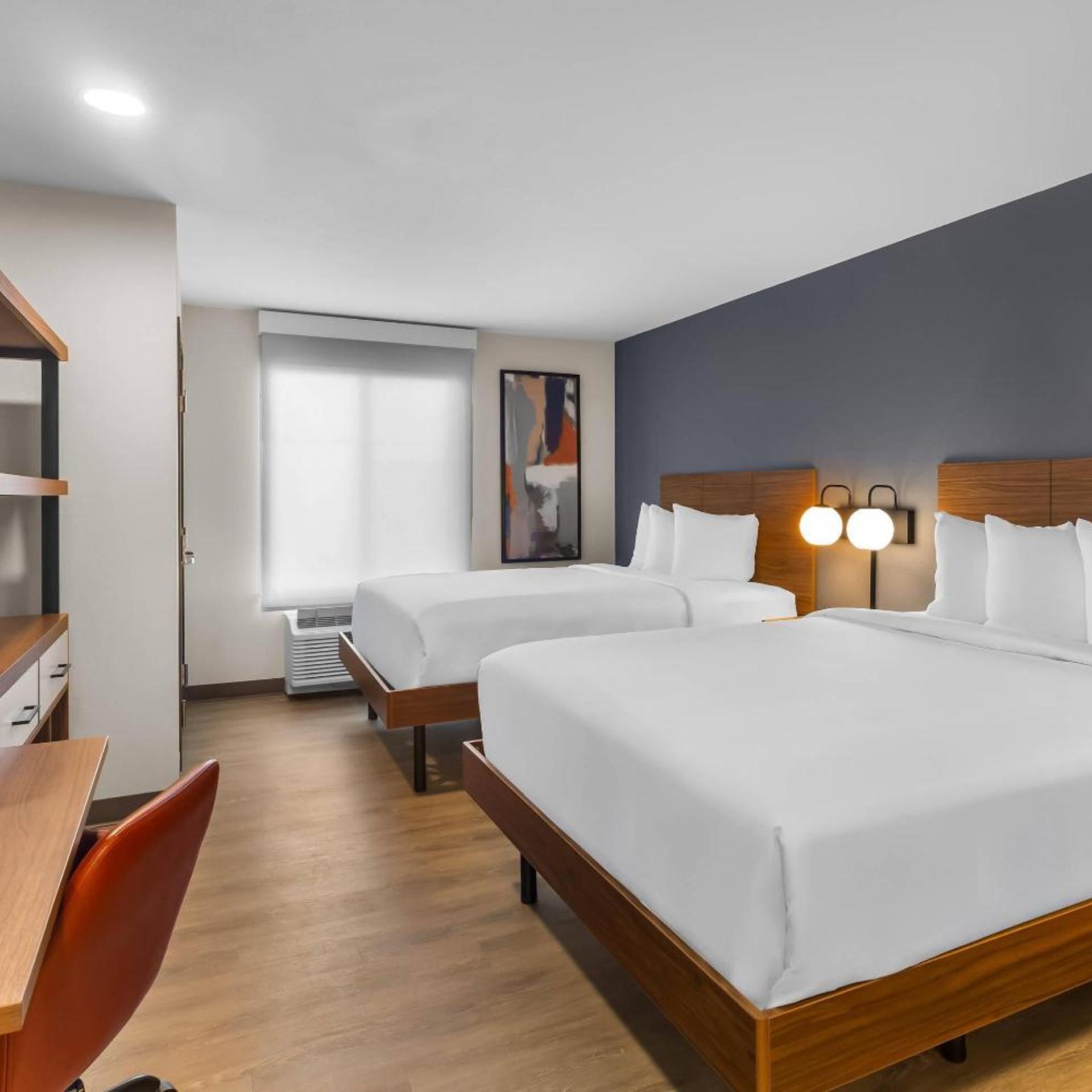 Room, Quadruple, 2 Queen Beds, Bathtub